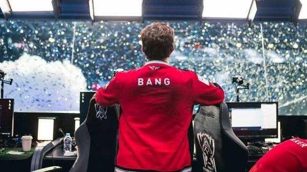 LPL 主持人席冉分享了2014 MSI决赛采访归还图片：再见成都，再见2025年的MSI